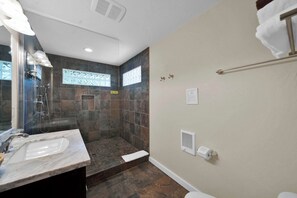 Douche, sèche-cheveux, serviettes fournies