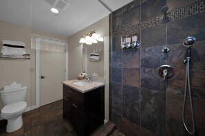 Douche, séchoir à cheveux, serviettes fournies