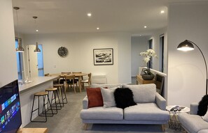 TV - The Treehouse (no cleaning fee) (Dunedin)