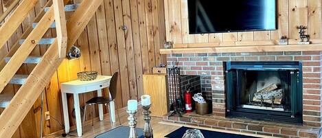 TV connectée, cheminée, lecteur de DVD, table de tennis de table