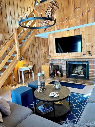 SKI-IN TOWNHOME MT. SNOW, SHUTTLE, FIREPLACE, RENOVATED END UNIT, BEARS CROSSING