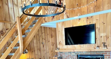 SKI-IN TOWNHOME MT. SNOW, SHUTTLE, FIREPLACE, RENOVATED END UNIT, BEARS CROSSING