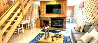 SKI-IN TOWNHOME MT. SNOW, SHUTTLE, FIREPLACE, RENOVATED END UNIT, BEARS CROSSING