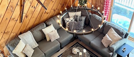 Téléviseur connecté, foyer, lecteur de DVD, table de ping-pong