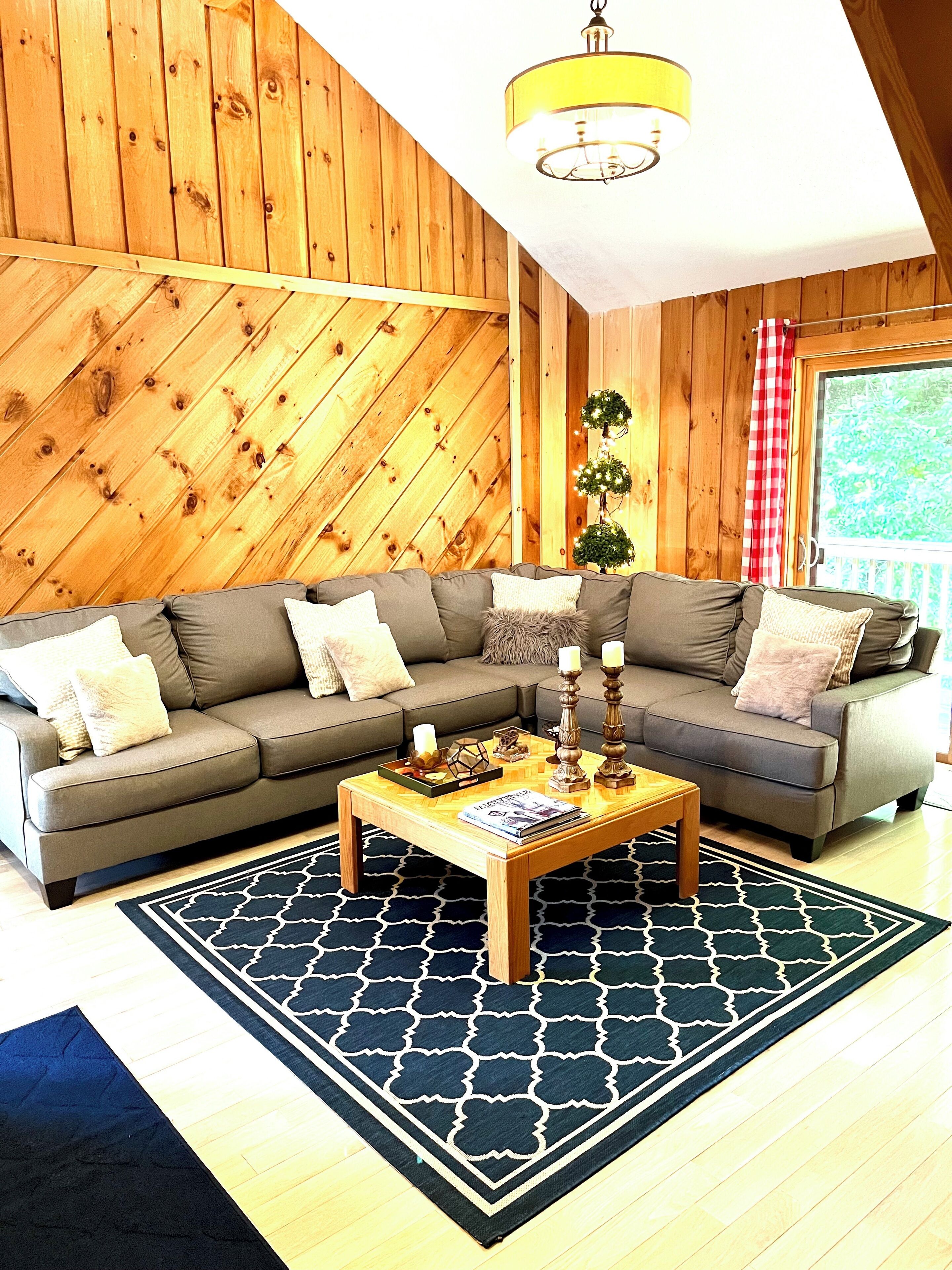 TV connectée, cheminée, lecteur de DVD, table de tennis de table