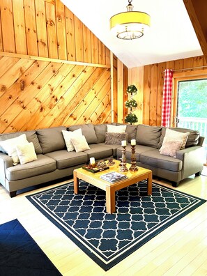 TV connectée, cheminée, lecteur de DVD, table de tennis de table