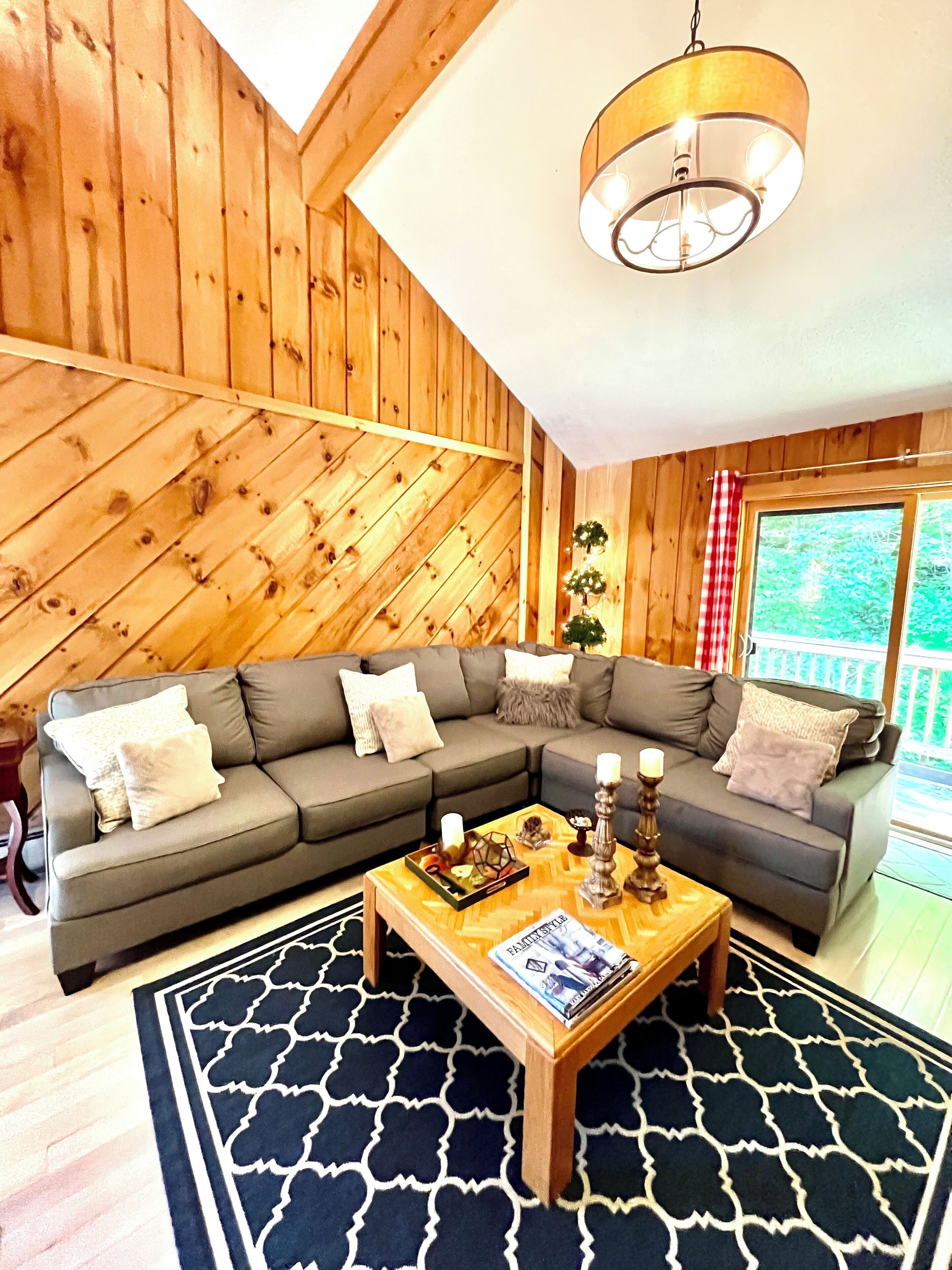 Smart-tv, een open haard, een dvd-speler en een tafeltennistafel