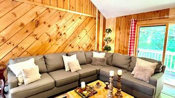 Smart-tv, een open haard, een dvd-speler en een tafeltennistafel