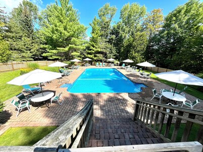 SKI-IN MOUNT SNOW, FREE SHUTTLE, POOL, FIREPLACE, BEARS CROSSING, PICKLEBALL CT