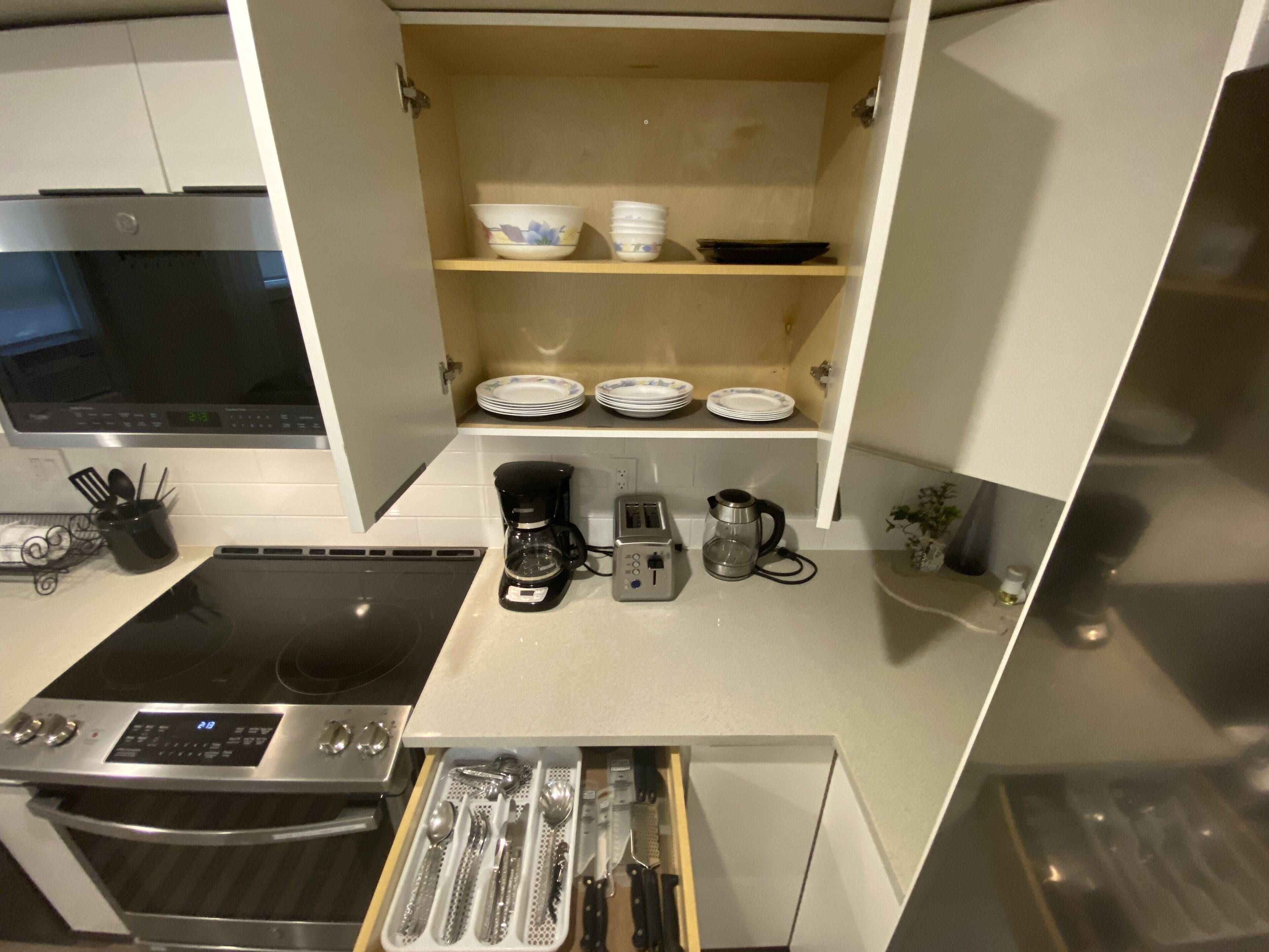 Kühlschrank, Mikrowelle, Ofen, Herdplatte