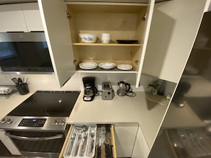 Kjøleskap, mikrobølgeovn, ovn og kokeplater