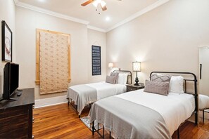 3 chambres, bureau, fer et planche à repasser, lit parapluie