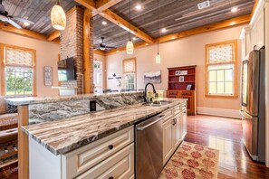 Køleskab, mikrobølgeovn, ovn, kogeplade