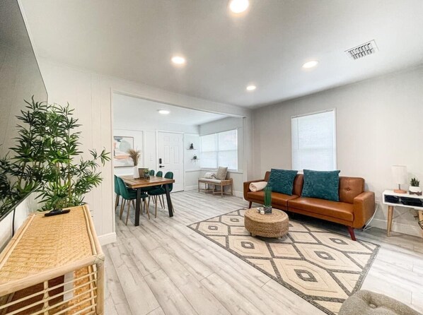 Smart TV - Homey Cozy Newly Renovated Stylish&chic (Tampa)