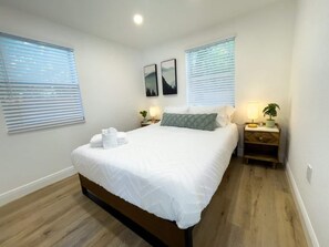 2 Schlafzimmer, Schreibtisch, Bügeleisen/Bügelbrett, Reisekinderbett