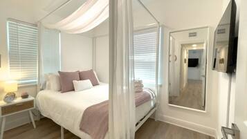 3 habitaciones, tabla de planchar con plancha y cuna de viaje