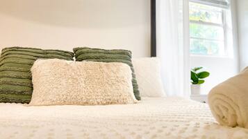 3 chambres, bureau, fer et planche à repasser, lit parapluie