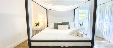 3 bedrooms, desk, iron/ironing board, travel cot