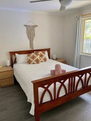 3 bedrooms, free WiFi, bed sheets - Marcoola Holiday House ~ Gwen (Marcoola)