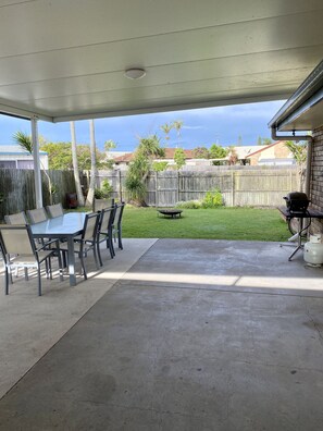 Outdoor dining - Marcoola Holiday House ~ Gwen (Marcoola)