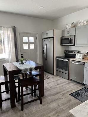 Refrigerador, microondas, horno, placa de cocina