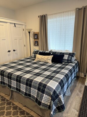 1 bedroom, WiFi, bed sheets - Serene Studio overlooking the river (Juneau)