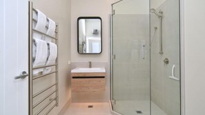 Regadera, amenidades de baño gratuitas, secadora de cabello, toallas 