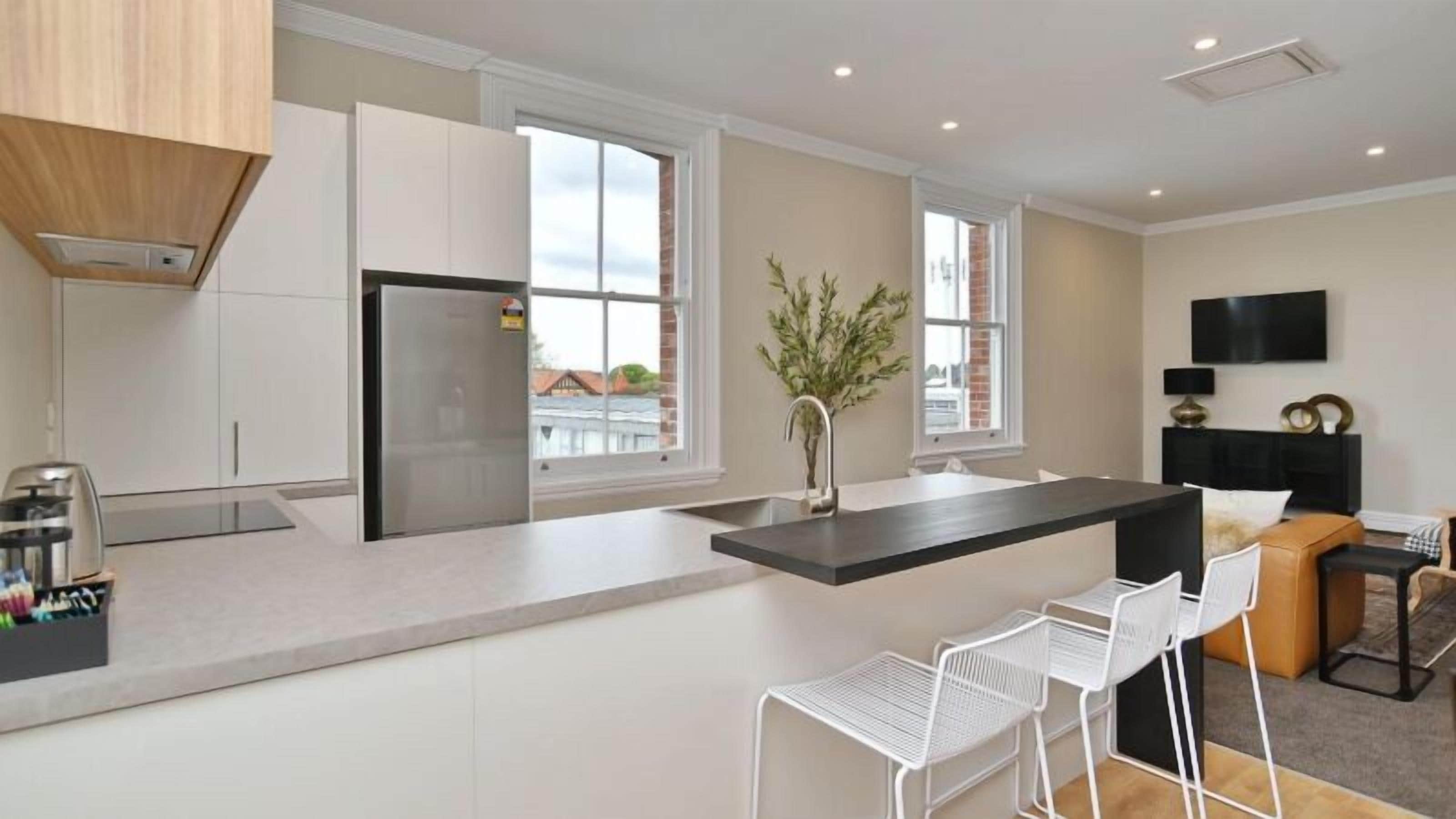 Køleskab, mikrobølgeovn, ovn, kogeplade