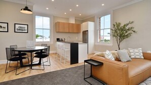 Un apartamento moderno con comedor, cocina y sala de estar.