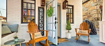 Historic Bungalow| Walk to Downtown | Dog Friendly