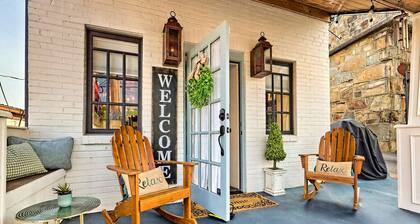 Sleeps 4 | Walk to Scenic Railway | Pet Friendly