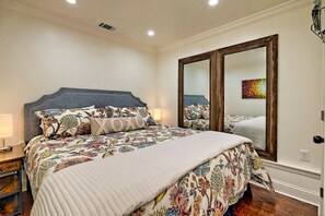 2 bedrooms, desk, iron/ironing board, free WiFi - Blue Ridge Downtown Stay | Dog Friendly + King Bed (Blue Ridge)