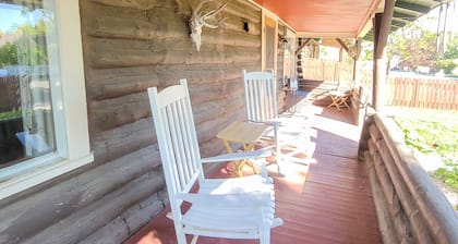 Historic log cabin in walking distance of downtown