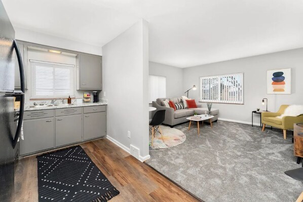 Un apartamento moderno con cocina, sala de estar y comedor.