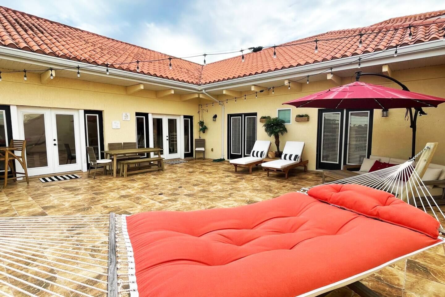 Luxury Penthouse Condo - 2500sf-3BR/3BA-Near Beach