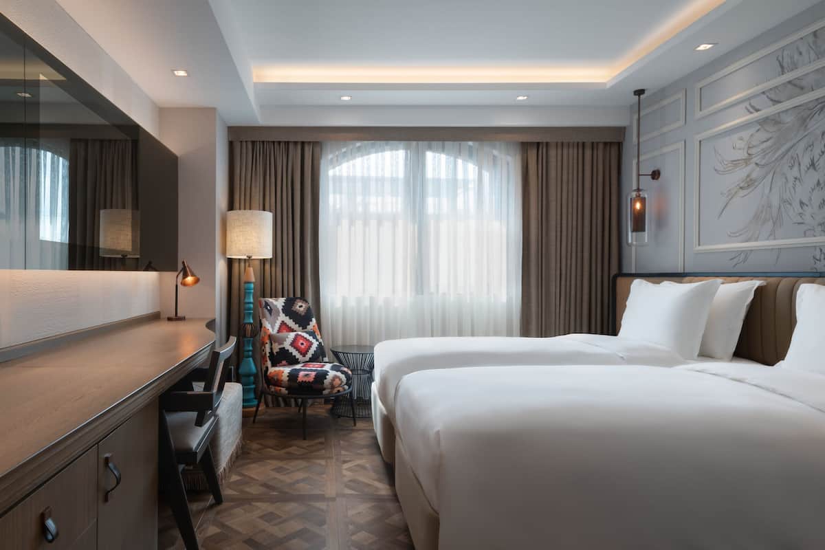 1 kamar tidur, seprai premium, selimut bulu angsa, dan minibar