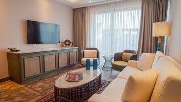 Suite, 1 cama King size y sofá cama, vista al patio | Ropa de cama de alta calidad, edredón y minibar