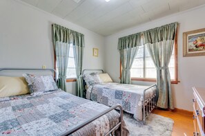3 bedrooms, desk, laptop workspace, travel cot - Charming Subiaco Getaway Near Arkansas River! (Subiaco)