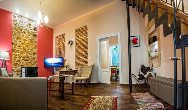 Smart-tv, eldstad och böcker