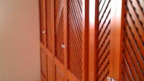 Una habitación con un armario de madera y una pared lisa.