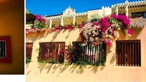 Un edificio con fachada amarilla y el nombre 'Hacienda Real Santa Cruz' en la parte lateral.
