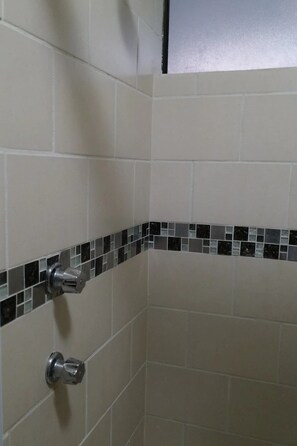 Family Apartment | Bilik Mandi | Pancuran mandi 