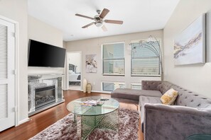 Living area - LUXURY 2 bedroom 2bath MEMORIAL (Houston)