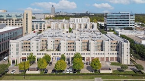 Exterior - LUXURY 2 bedroom 2bath MEMORIAL (Houston)