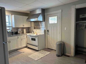 Fridge, microwave, oven, coffee/tea maker - Apt A The Yellow Shuttered House (Sharon)