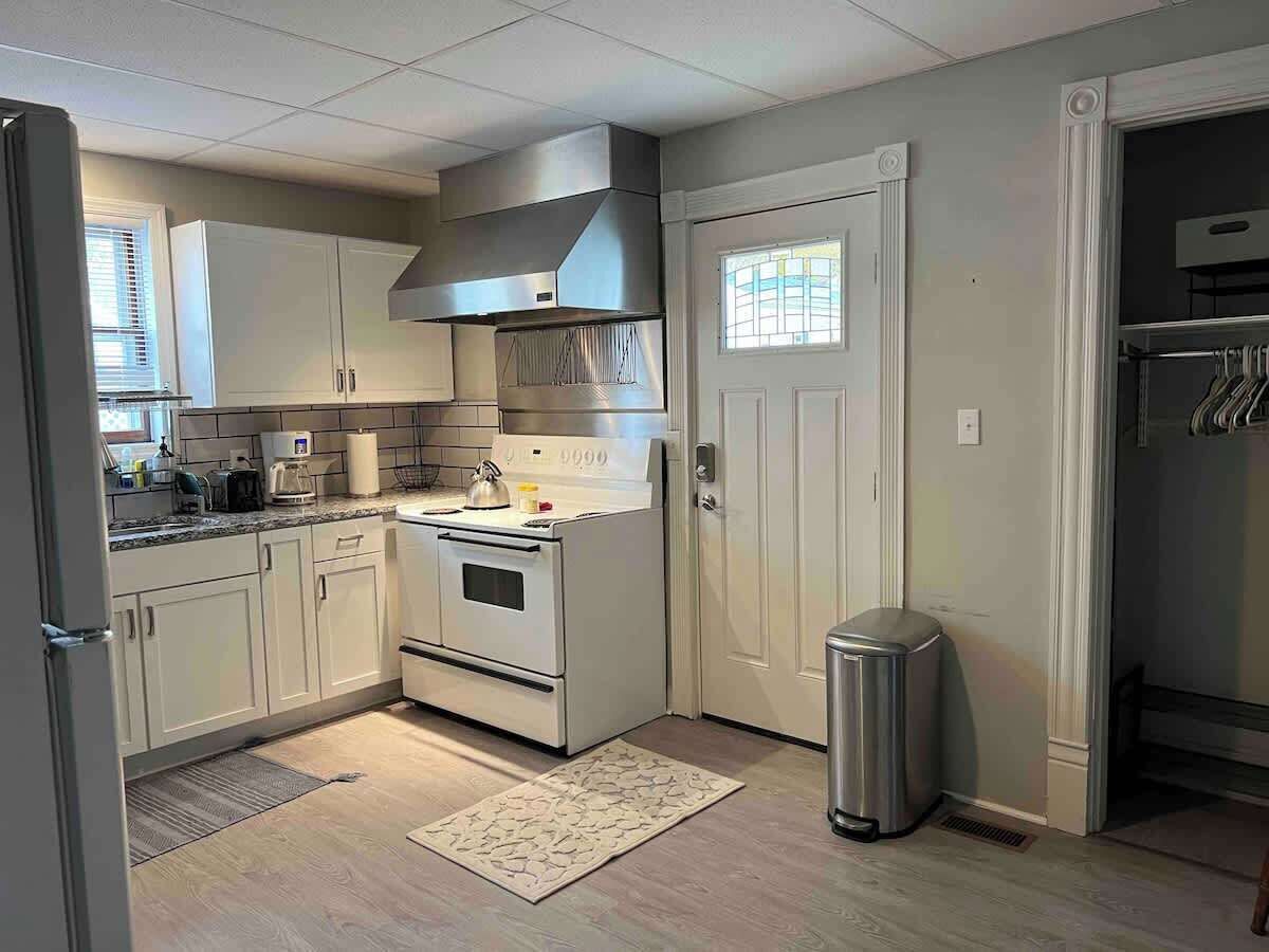 Fridge, microwave, oven, coffee/tea maker