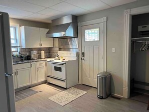 Réfrigérateur, four à micro-ondes, un four, cafetière-théière