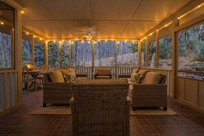 Télévision, cheminée, baby-foot, livres