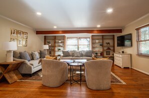 Fernseher, Kamin, Tischfußball, Bücher