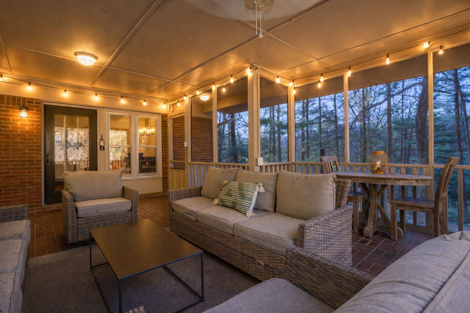 Televisión, chimenea, futbolito y libros 